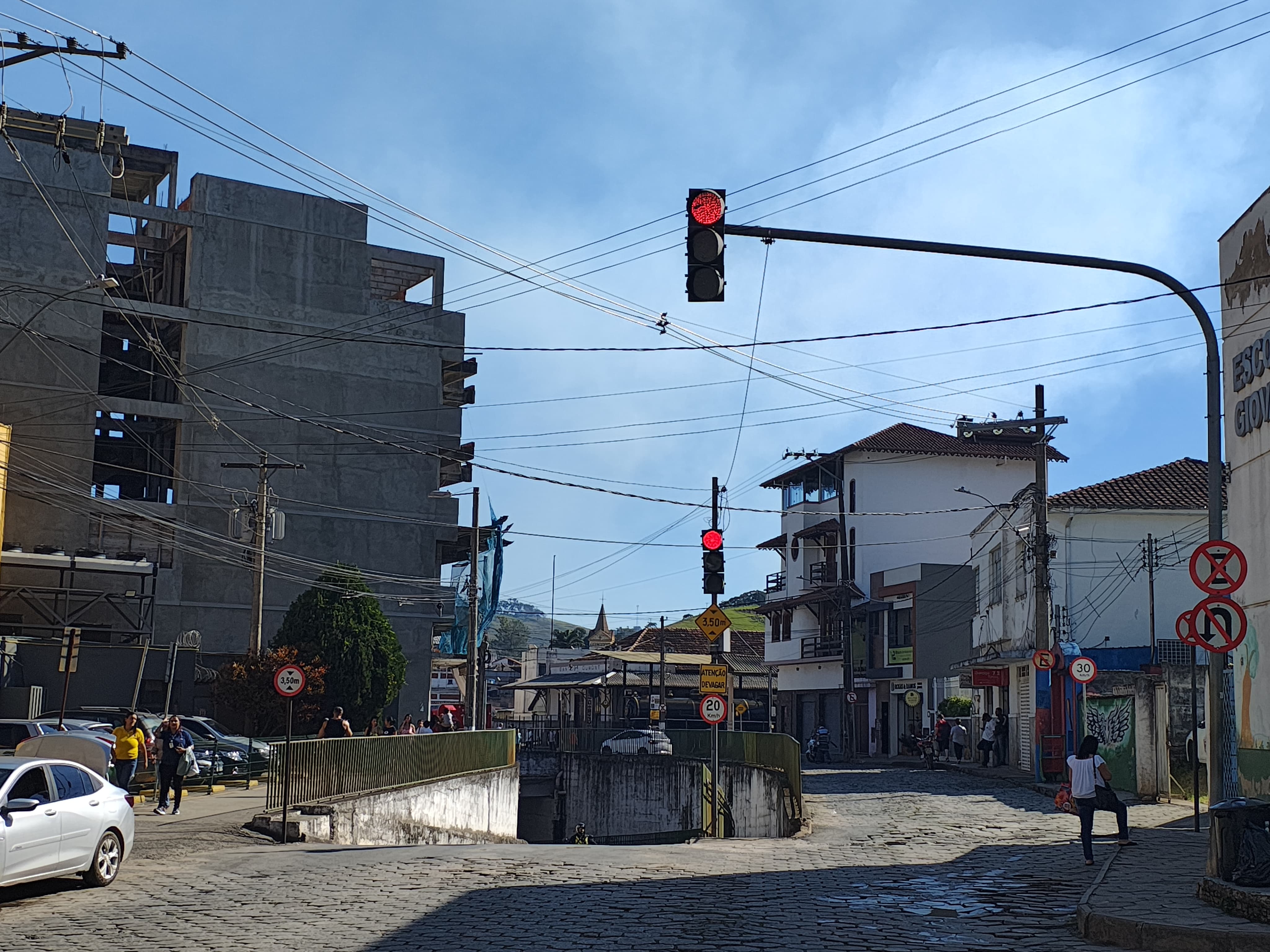 Semáforo volta a funcionar em viaduto no Centro de Santos Dumont